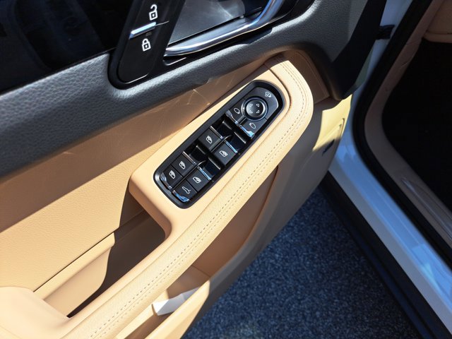 Certified 2025 Porsche Macan AWD/4WD image 26