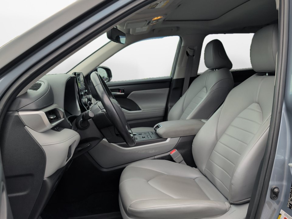 Used 2021 Toyota Highlander XLE AWD/4WD image 11