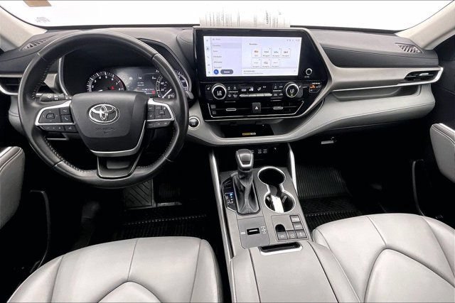 Used 2024 Toyota Highlander XLE FWD image 15