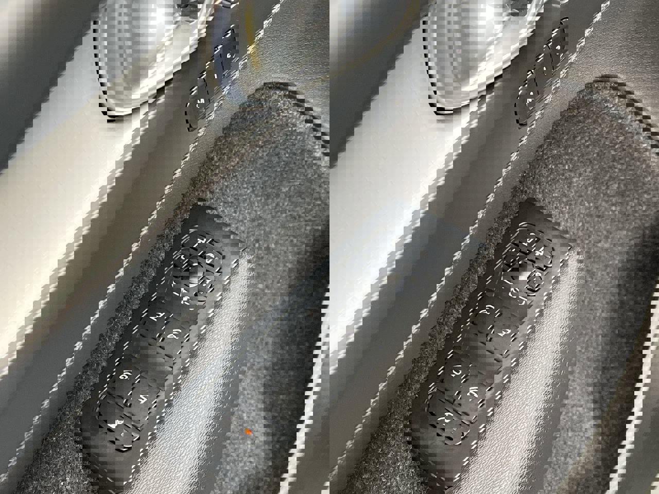 Used 2025 Volvo XC40 B5 Core image 9