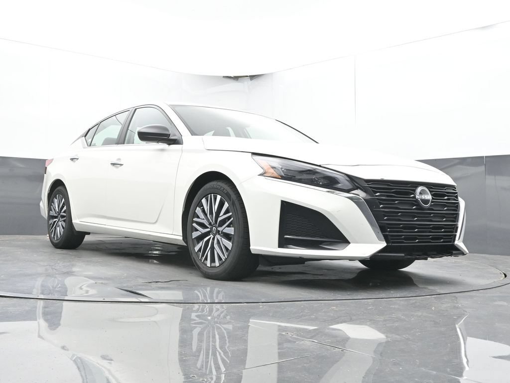 Used 2025 Nissan Altima 2.5 SV FWD image 46