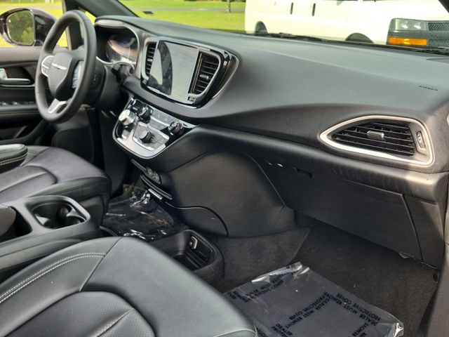 Used 2025 Chrysler Pacifica Select FWD image 35