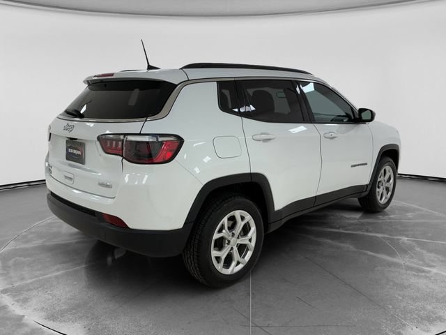 Used 2024 Jeep Compass Latitude AWD/4WD image 3