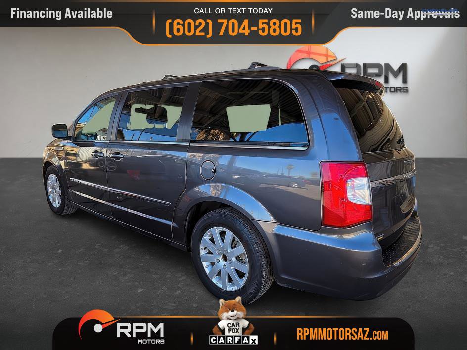 Used 2015 Chrysler Town & Country Touring image 4