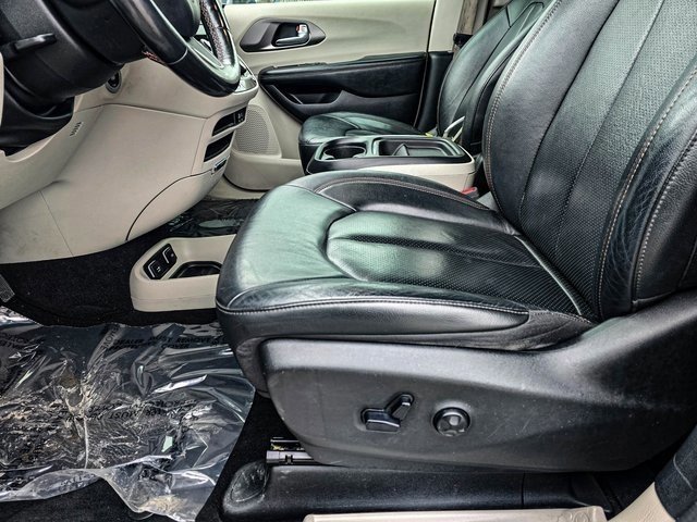 Used 2020 Chrysler Pacifica Touring-L image 15