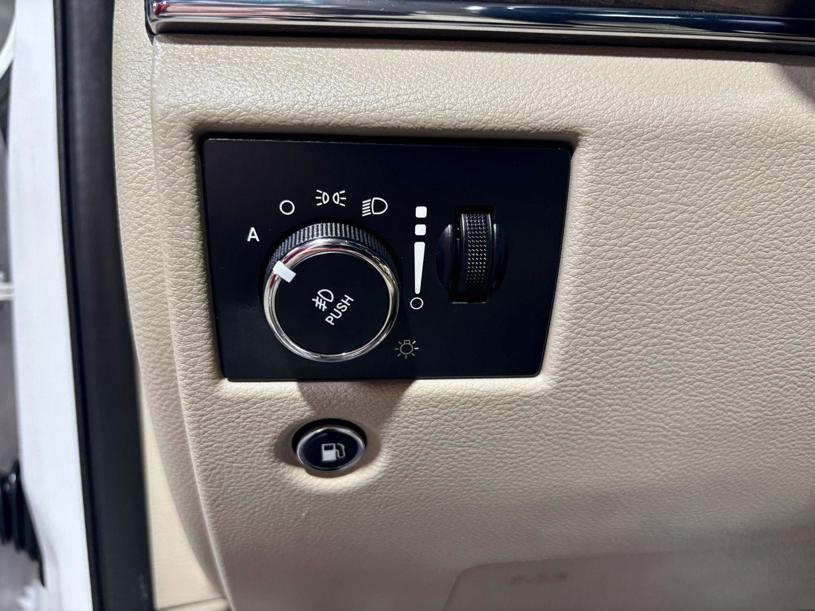 Used 2017 Jeep Grand Cherokee Limited image 29