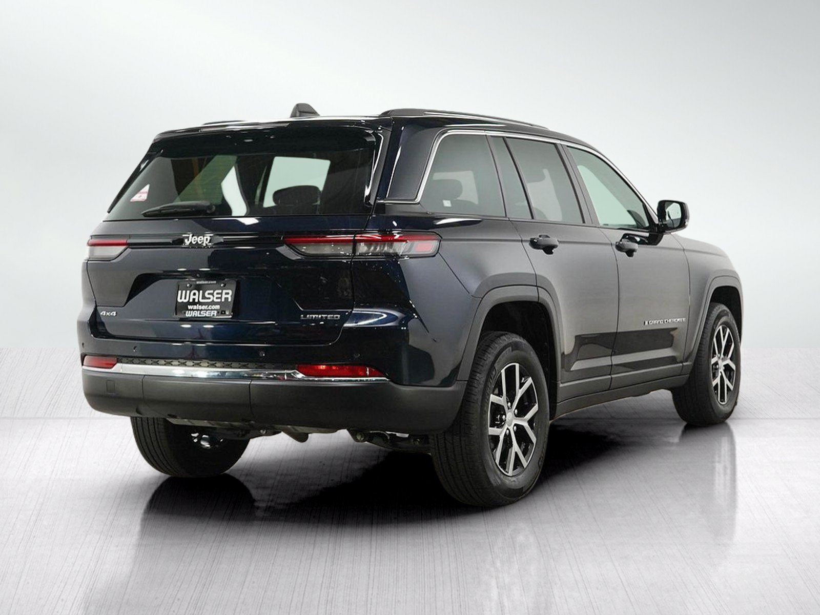 Used 2023 Jeep Grand Cherokee Limited w/ Trailer Tow Prep Group (B) AWD/4WD image 5