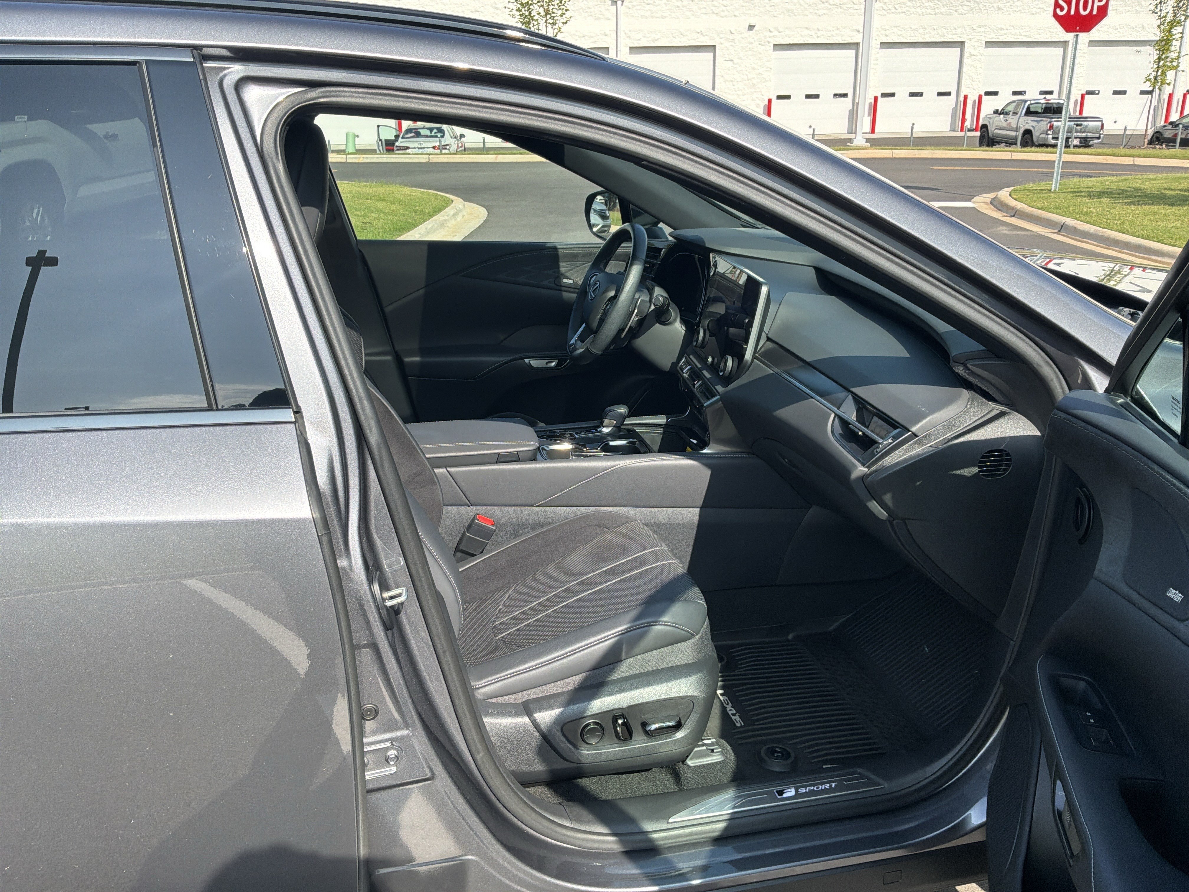 Used 2023 Lexus RX 500h F Sport AWD/4WD image 33