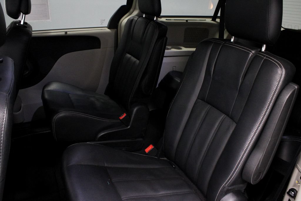 Used 2016 Chrysler Town & Country Touring FWD image 21