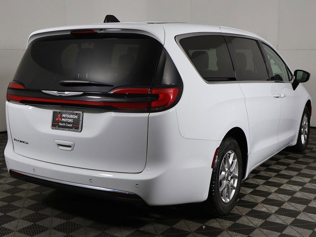 Used 2024 Chrysler Pacifica Touring-L image 11