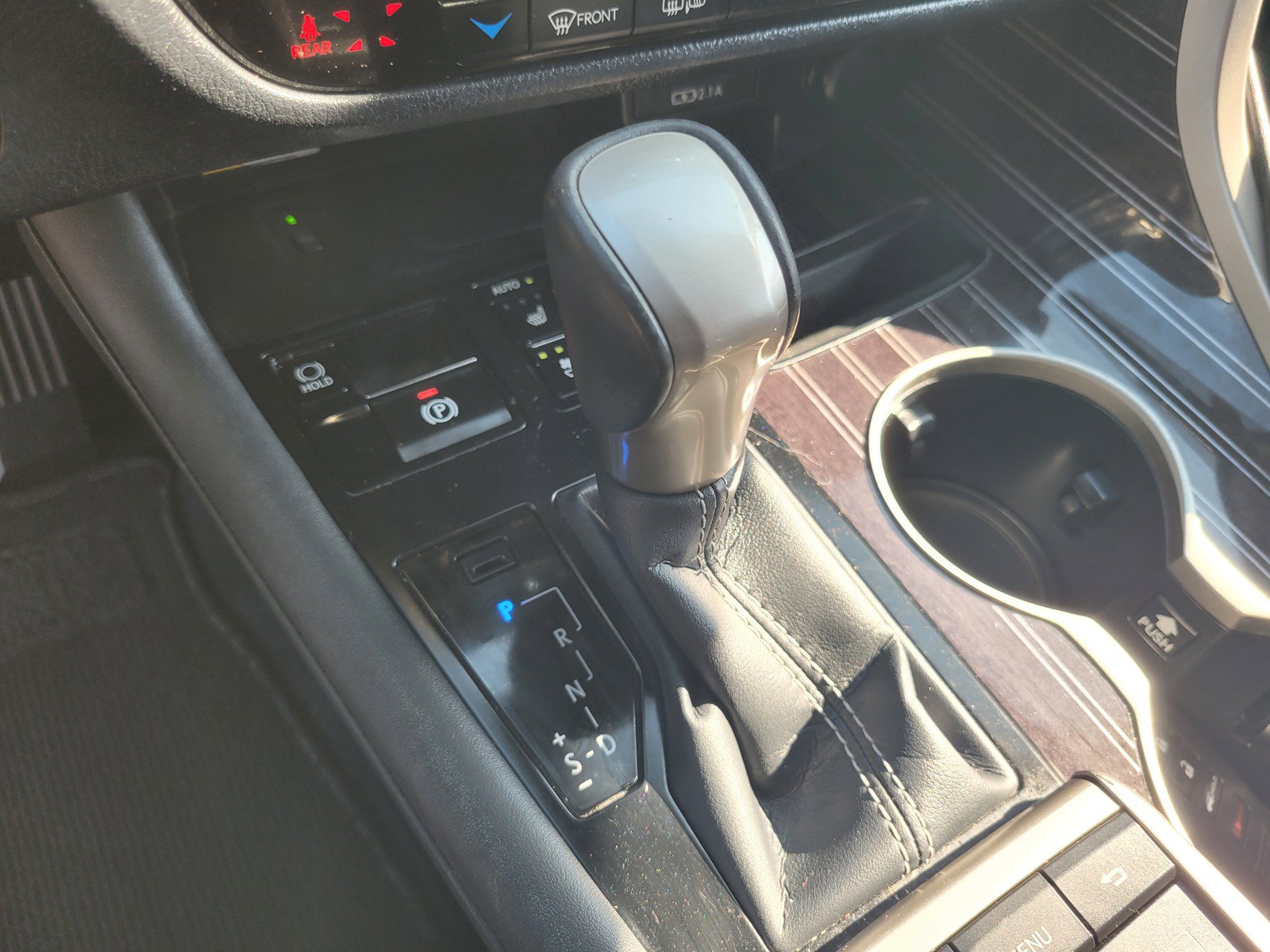 Used 2022 Lexus RX 450hL Luxury w/ Cold Area Package (CT) AWD/4WD image 17