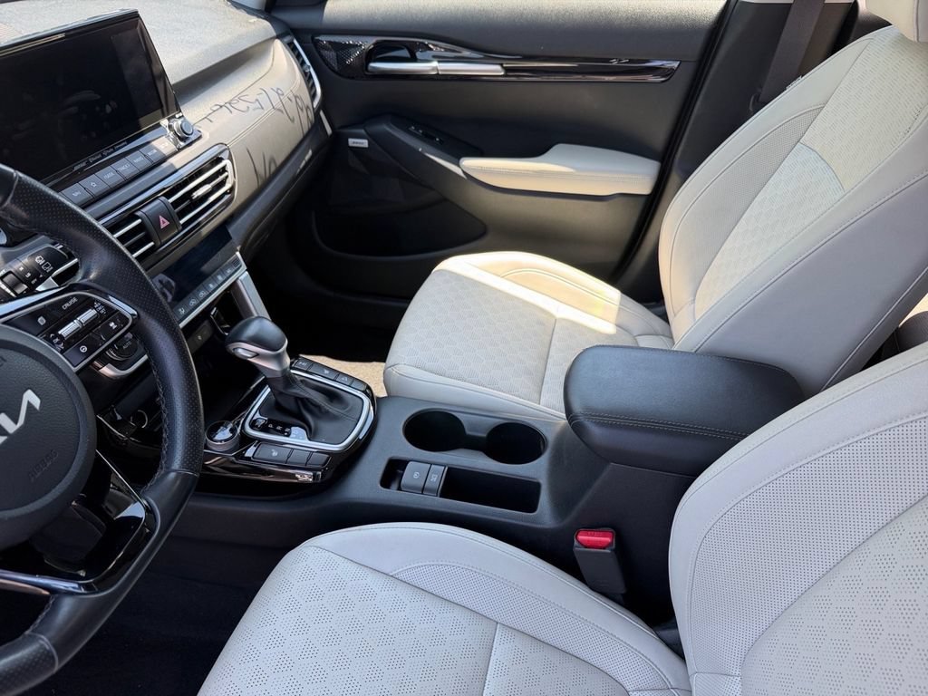 Used 2022 Kia Seltos SX w/ Sunroof Package AWD/4WD image 12