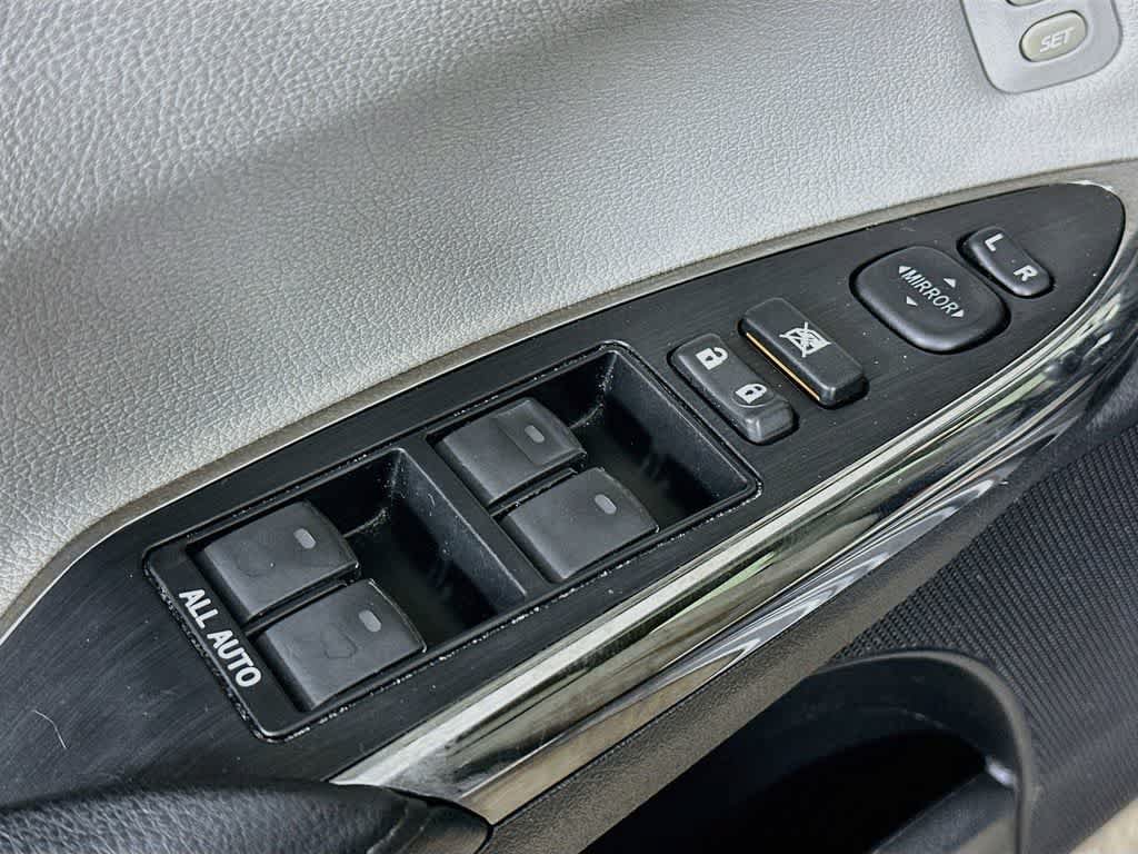 Used 2013 Toyota Avalon Limited FWD image 29