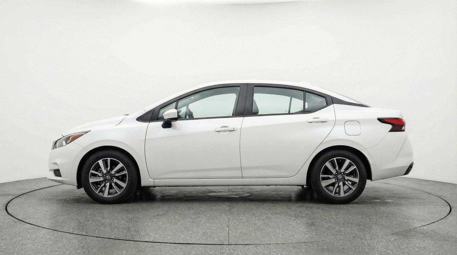 Used 2025 Nissan Versa SV FWD image 5