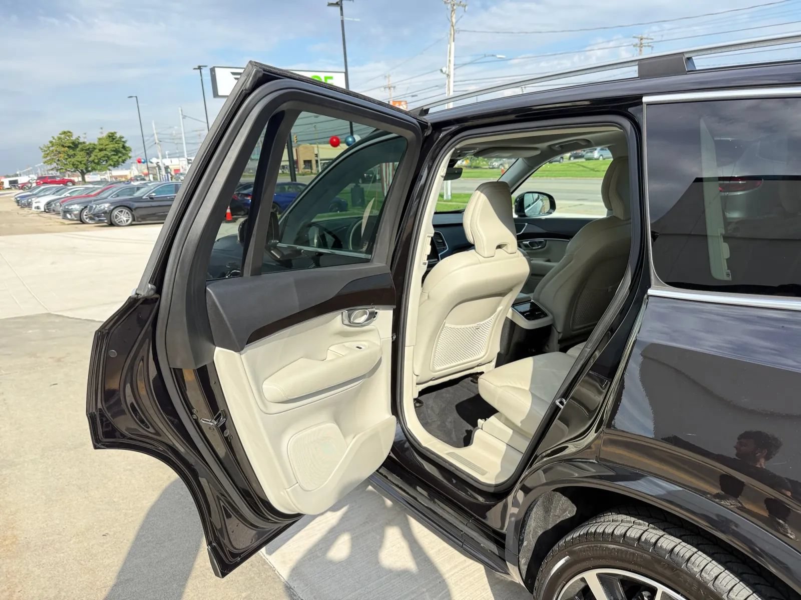 Used 2019 Volvo XC90 T6 Momentum w/ Advanced Package AWD/4WD image 17