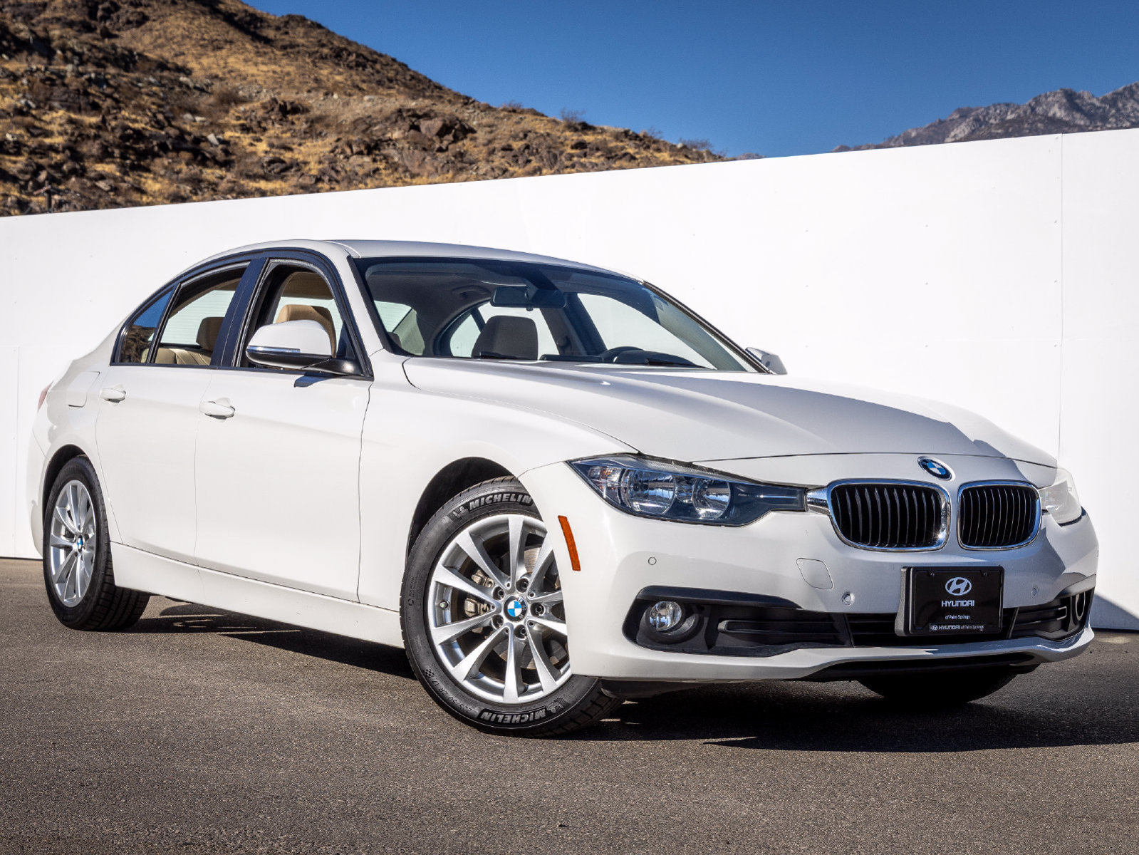 Used 2017 BMW 320i Sedan RWD image 5