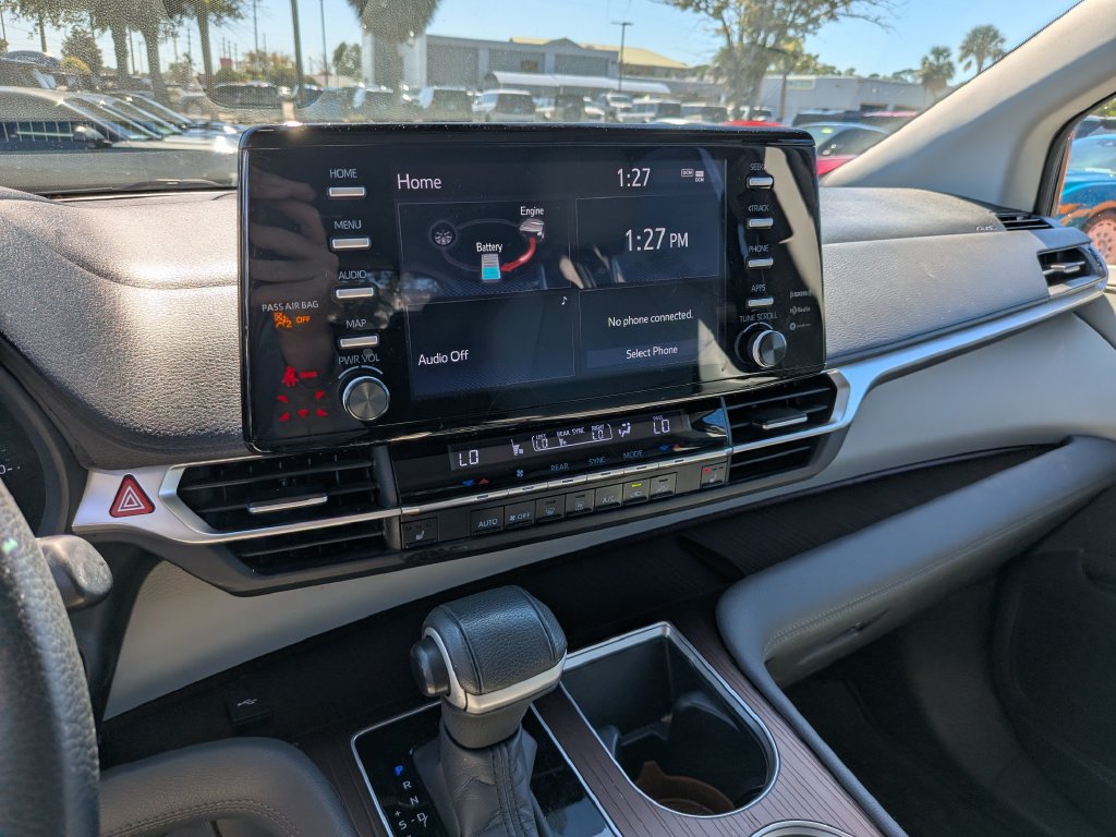 Used 2022 Toyota Sienna XLE FWD image 24
