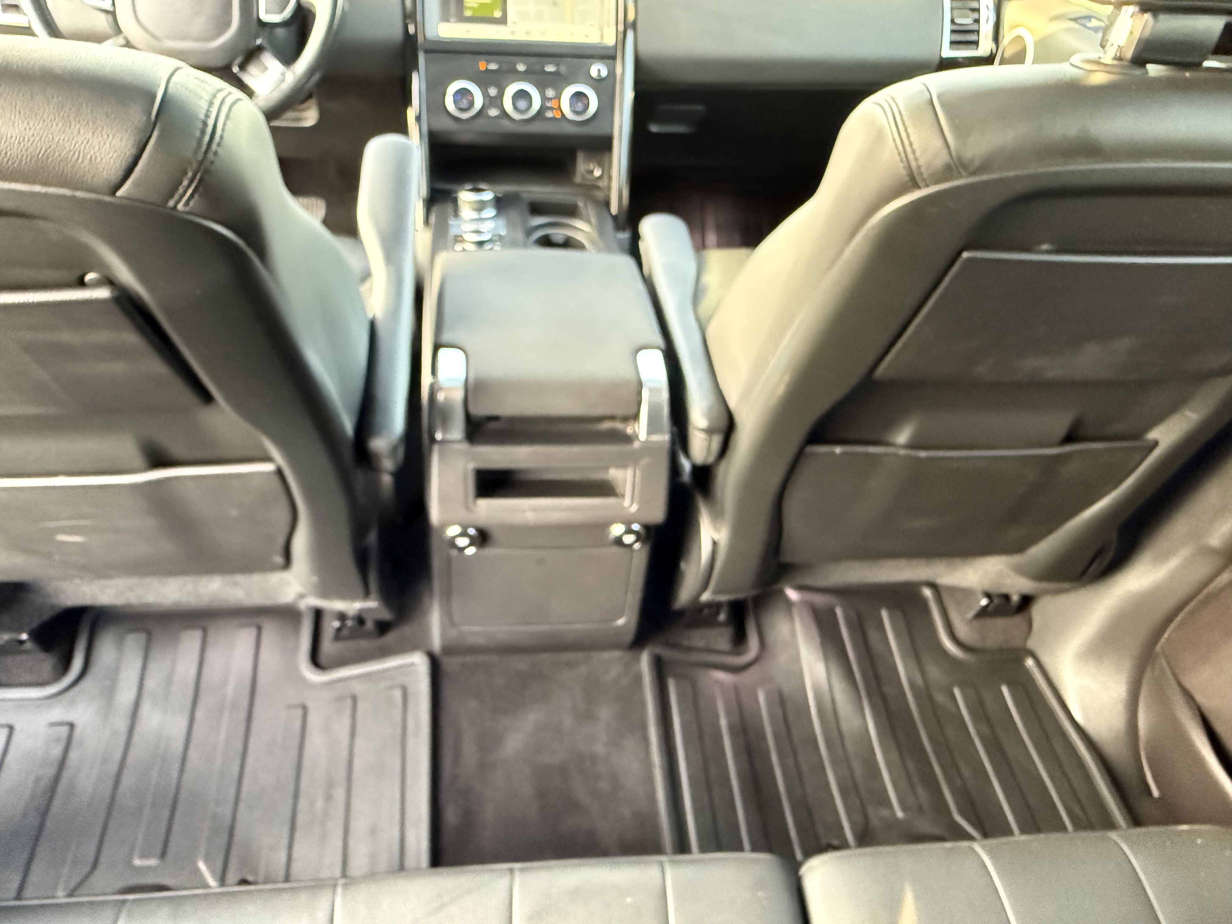 Used 2018 Land Rover Discovery SE image 17
