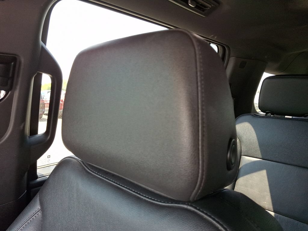 Used 2022 Chevrolet Suburban Z71 w/ Luxury Package AWD/4WD image 18