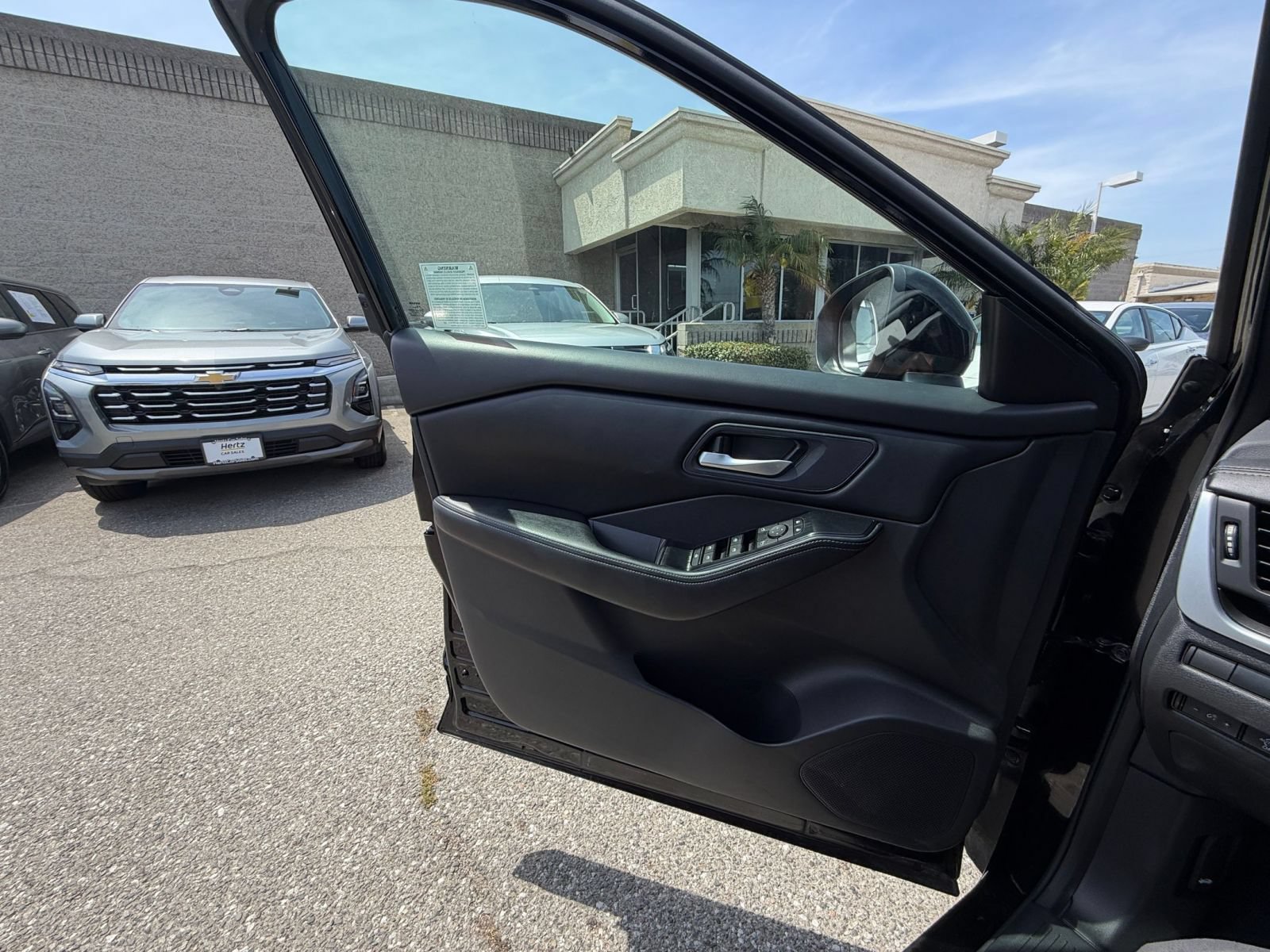 Used 2025 Nissan Rogue SV FWD image 18