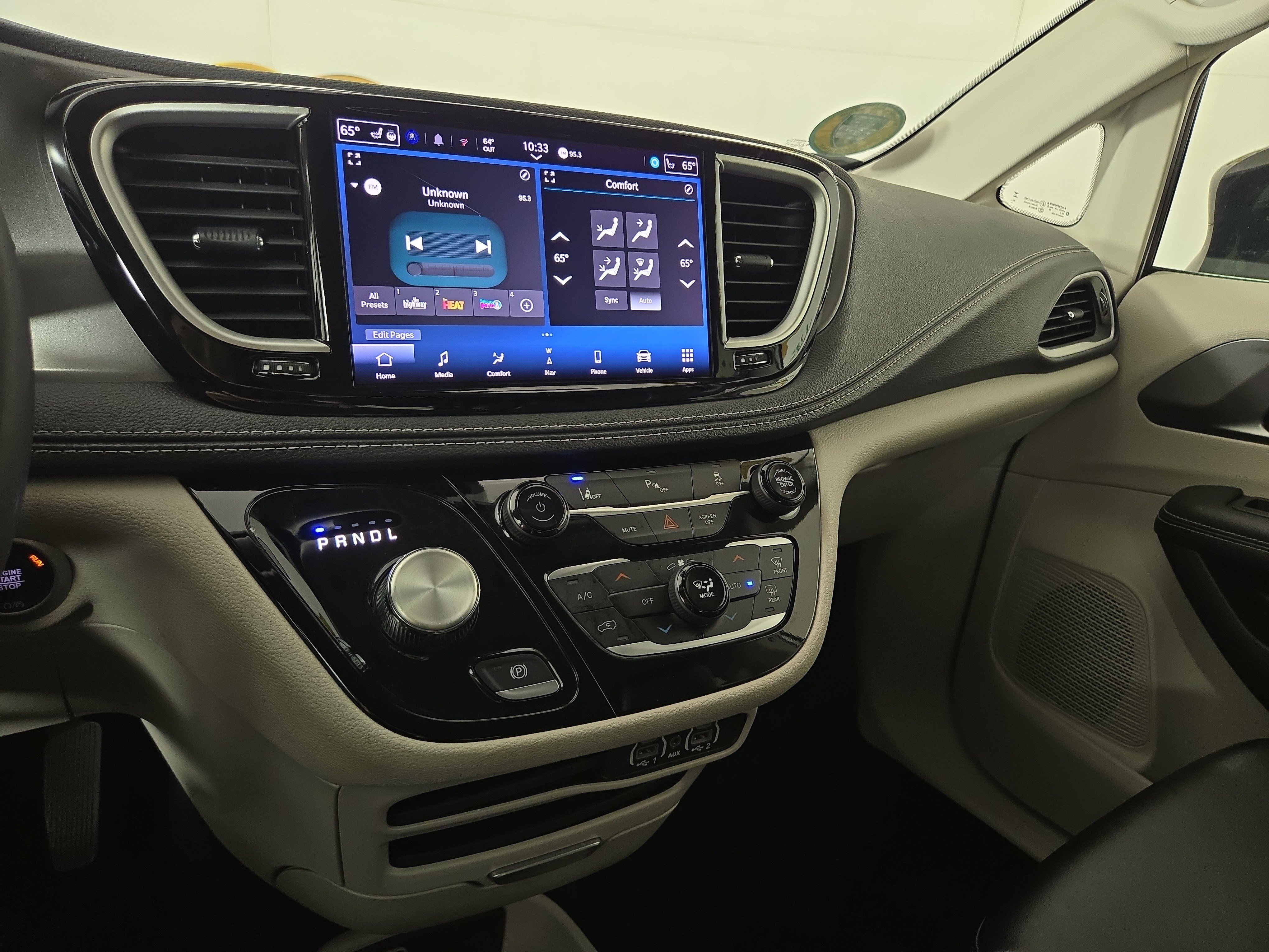 Used 2024 Chrysler Pacifica Limited FWD image 23