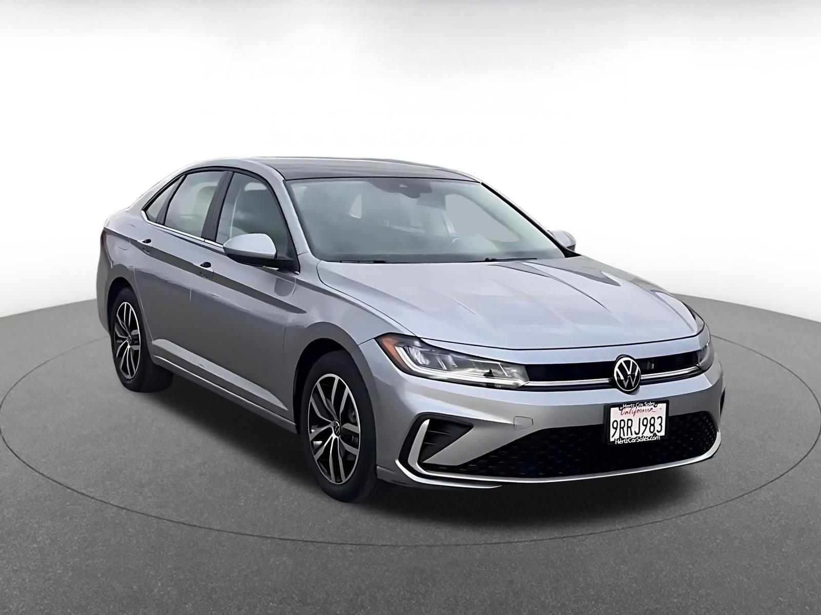 Used 2025 Volkswagen Jetta SE image 3