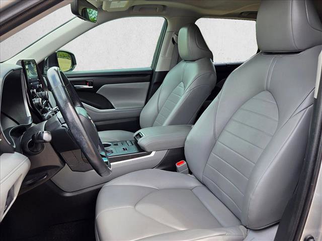 Used 2021 Toyota Highlander XLE FWD image 11
