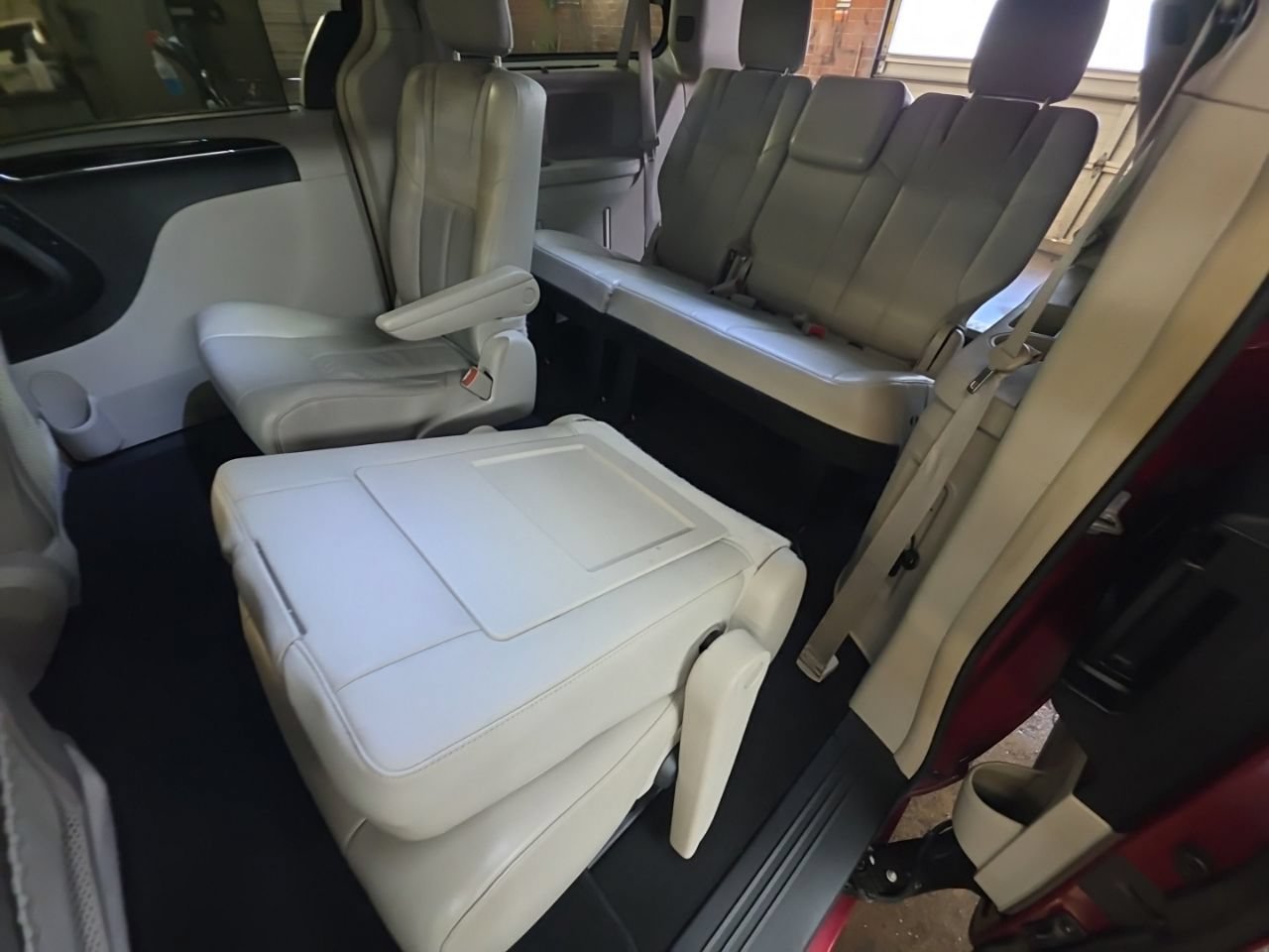 Used 2015 Chrysler Town & Country Limited Platinum FWD image 17