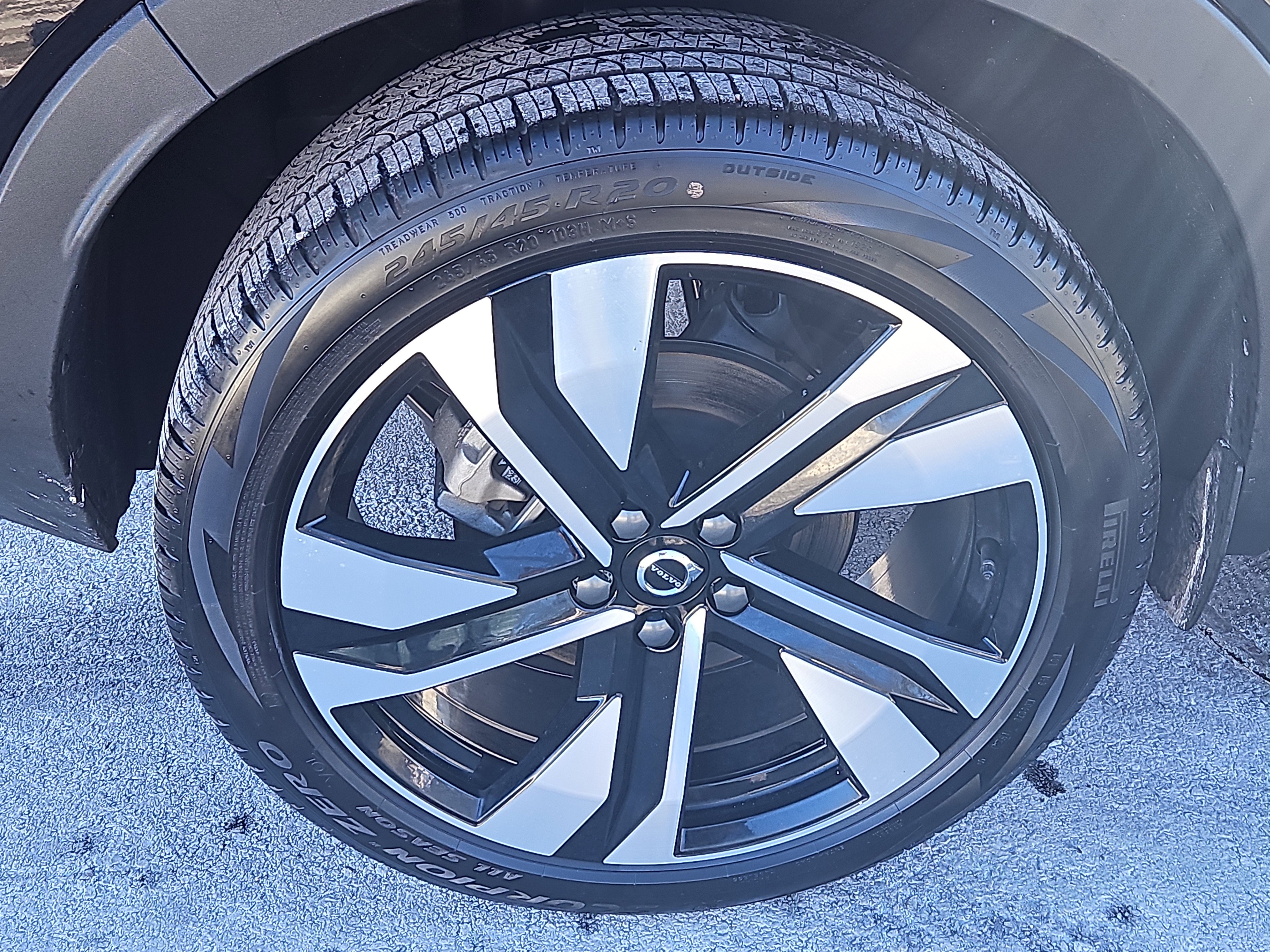 Used 2025 Volvo XC40 B5 Plus w/ Protection Package Premier image 32