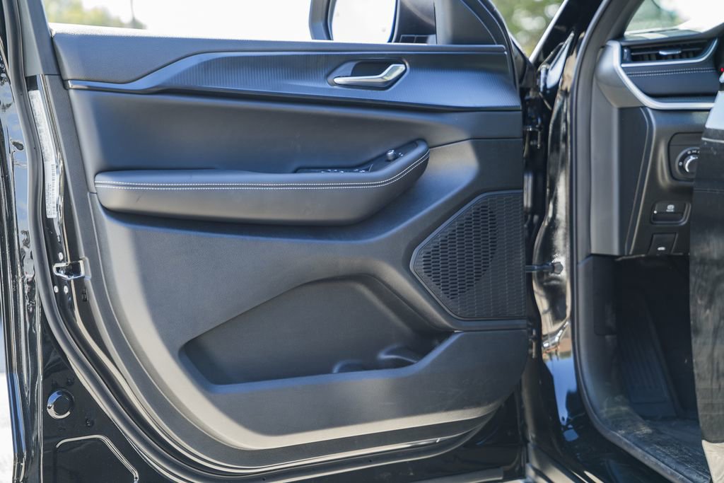 New 2025 Jeep Grand Cherokee Laredo X w/ Luxury Tech Group I image 35