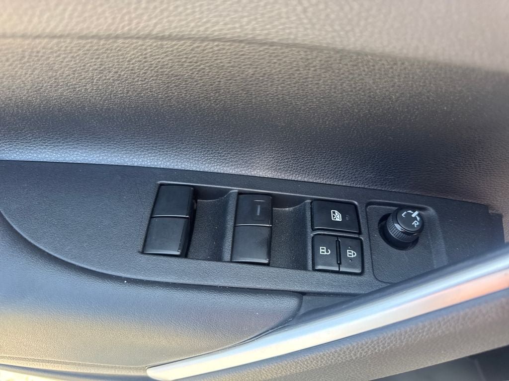 Used 2022 Toyota Corolla Cross XLE w/ Convenience Package FWD image 19