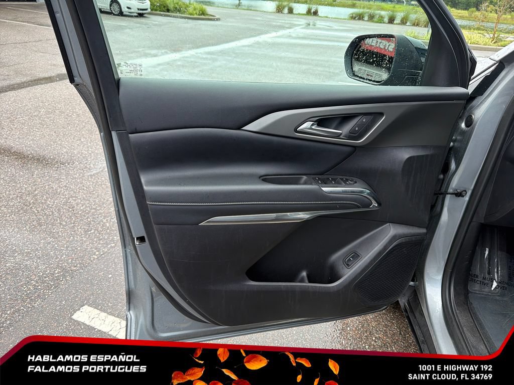 Used 2025 Chevrolet Traverse LT FWD image 12
