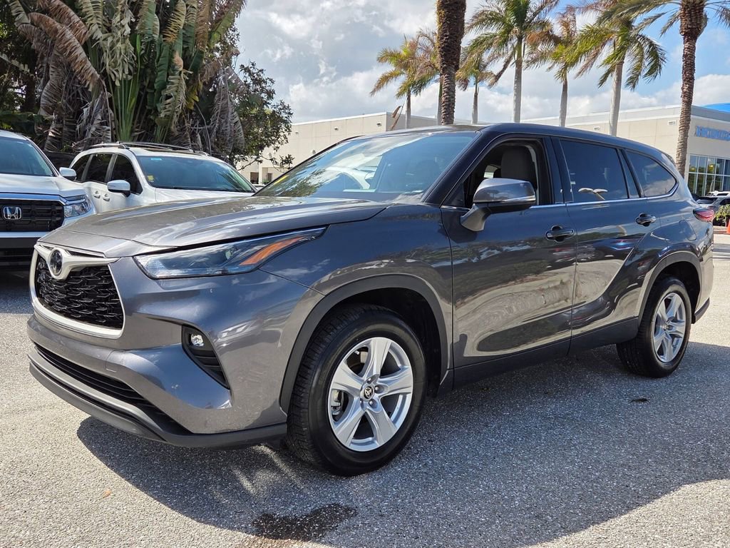 Used 2022 Toyota Highlander LE image 3