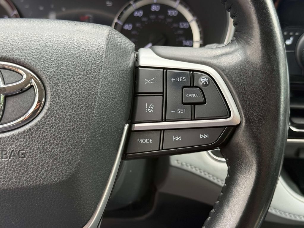 Used 2023 Toyota Highlander XLE AWD/4WD image 34