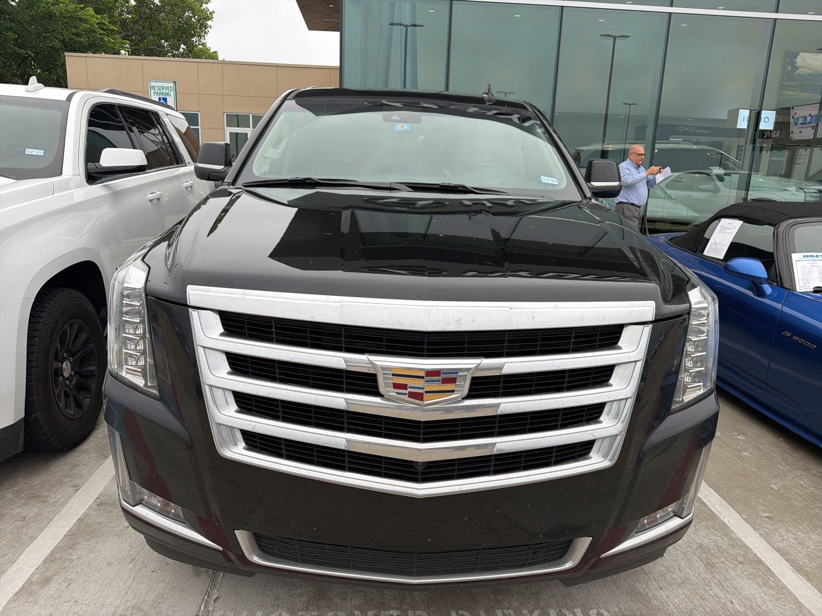 Used 2020 Cadillac Escalade Luxury AWD/4WD image 2