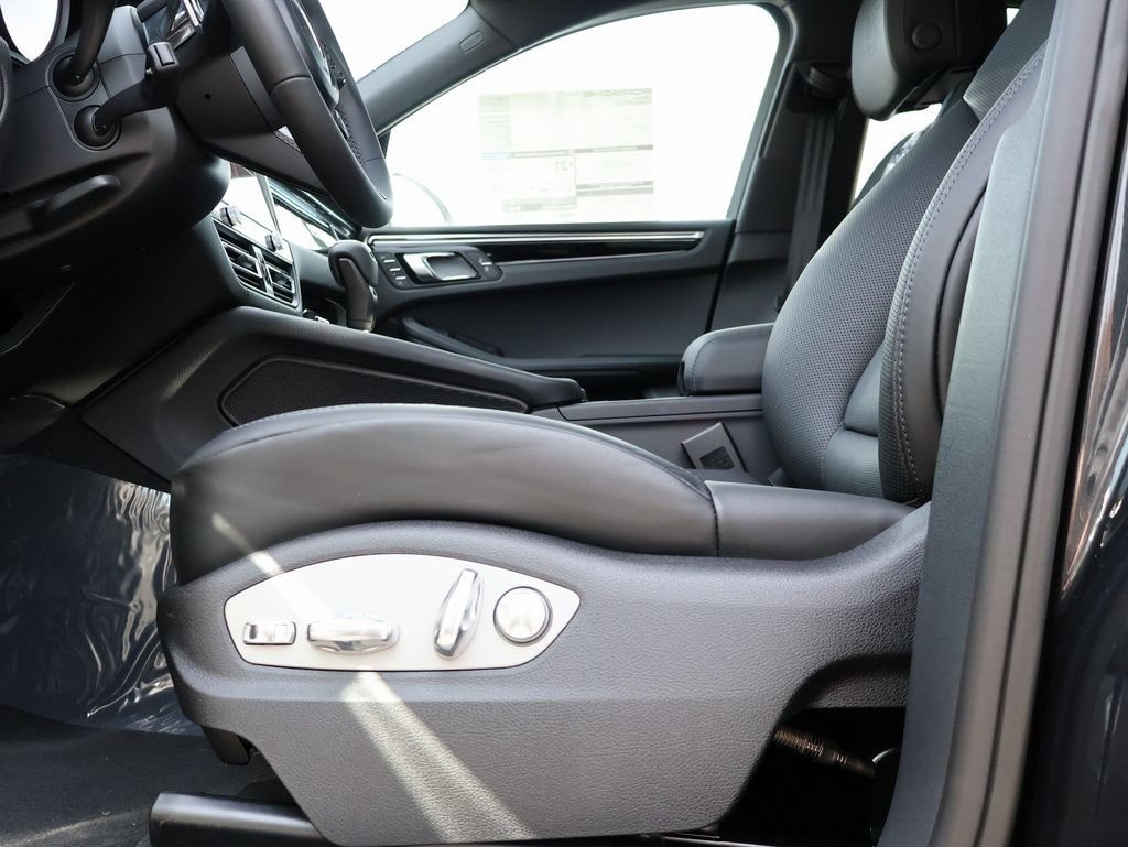 Certified 2026 Porsche Macan Turbo AWD/4WD image 34