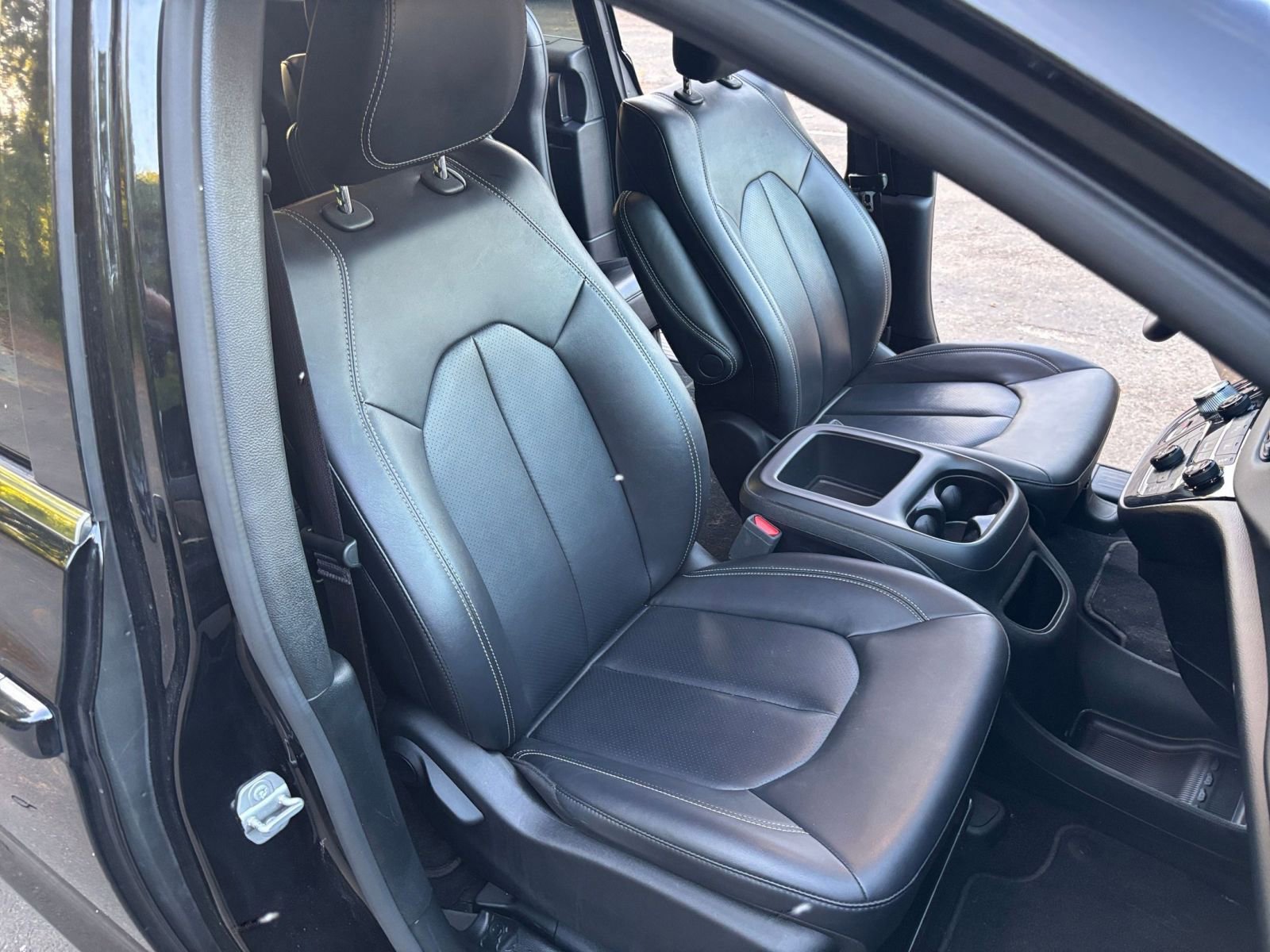 Used 2025 Chrysler Pacifica Select FWD image 38