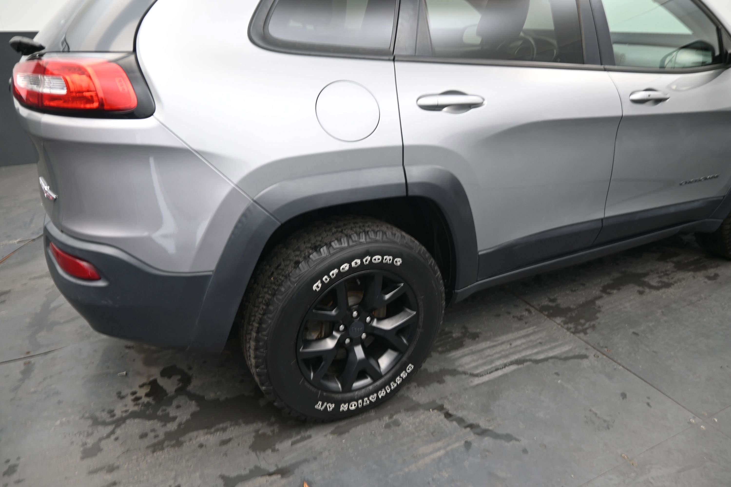 Used 2016 Jeep Cherokee Trailhawk w/ Comfort/Convenience Group AWD/4WD image 9