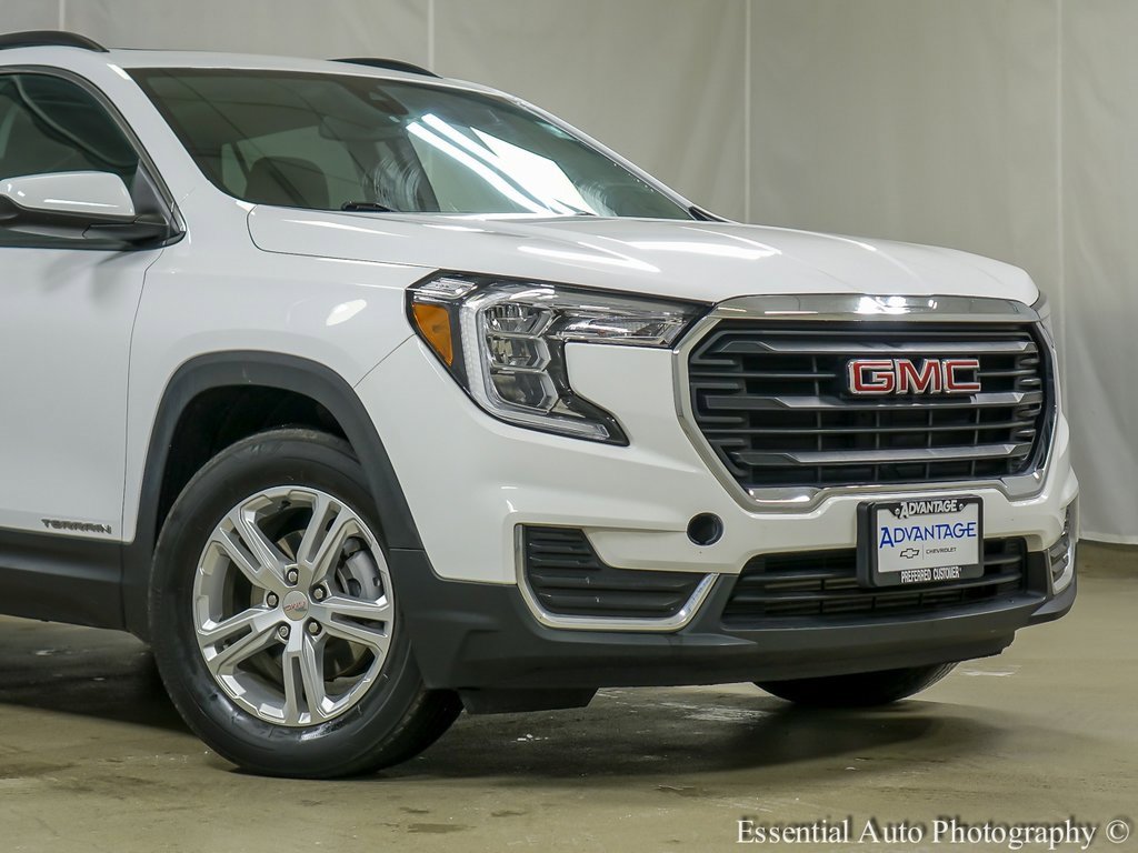 Used 2022 GMC Terrain SLE w/ Driver Convenience Package image 3