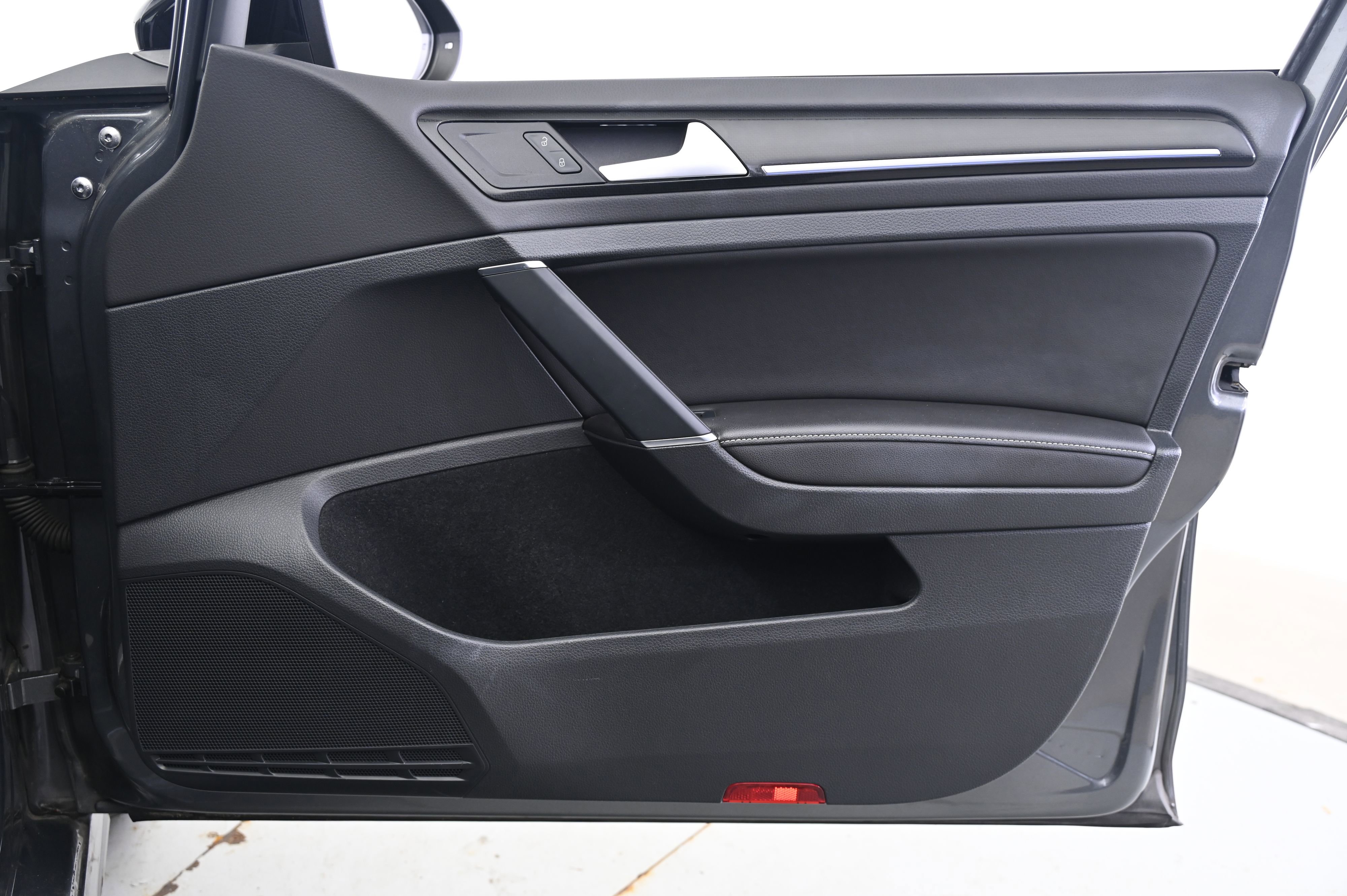 Used 2018 Volkswagen Golf R 4-Door image 20