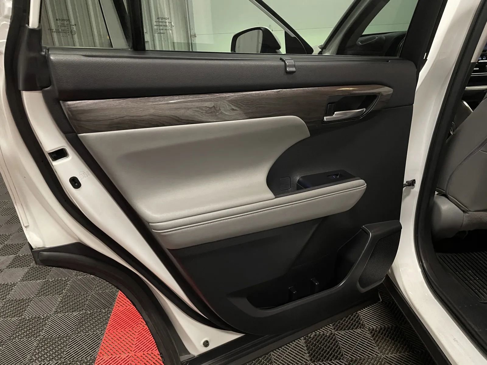 Used 2020 Toyota Highlander Limited image 40