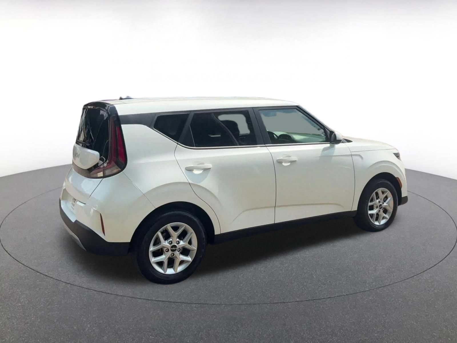 Used 2025 Kia Soul LX w/ LX Technology Package FWD image 14