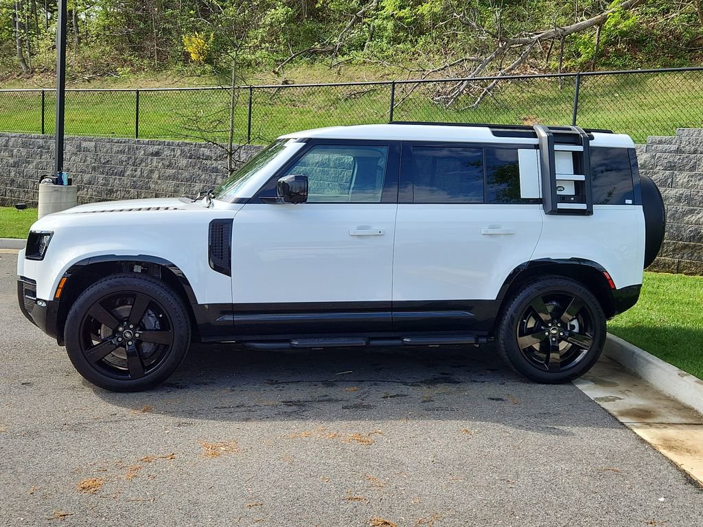 Used 2024 Land Rover Defender 110 X-Dynamic SE AWD/4WD image 6