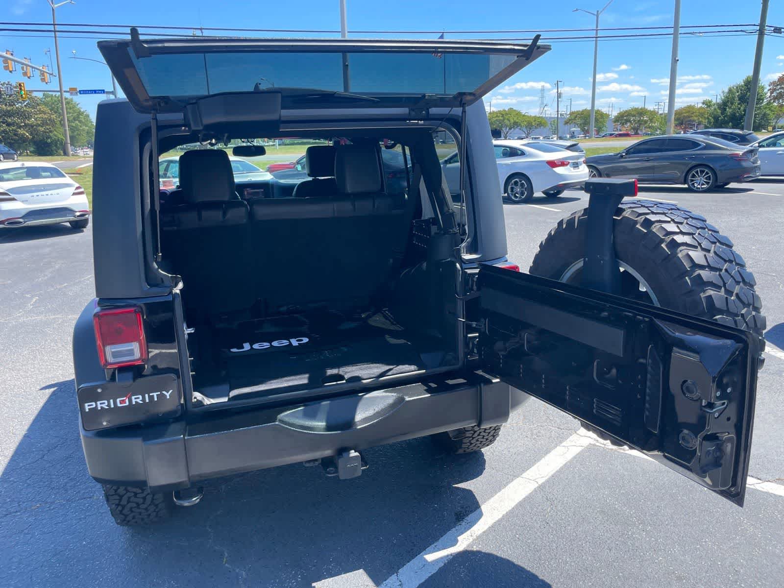 Used 2015 Jeep Wrangler Unlimited Rubicon w/ Dual Top Group AWD/4WD image 19