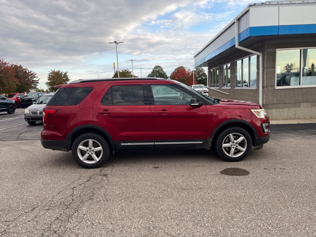 Used 2017 Ford Explorer XLT w/ Class II Trailer Tow Package AWD/4WD image 11