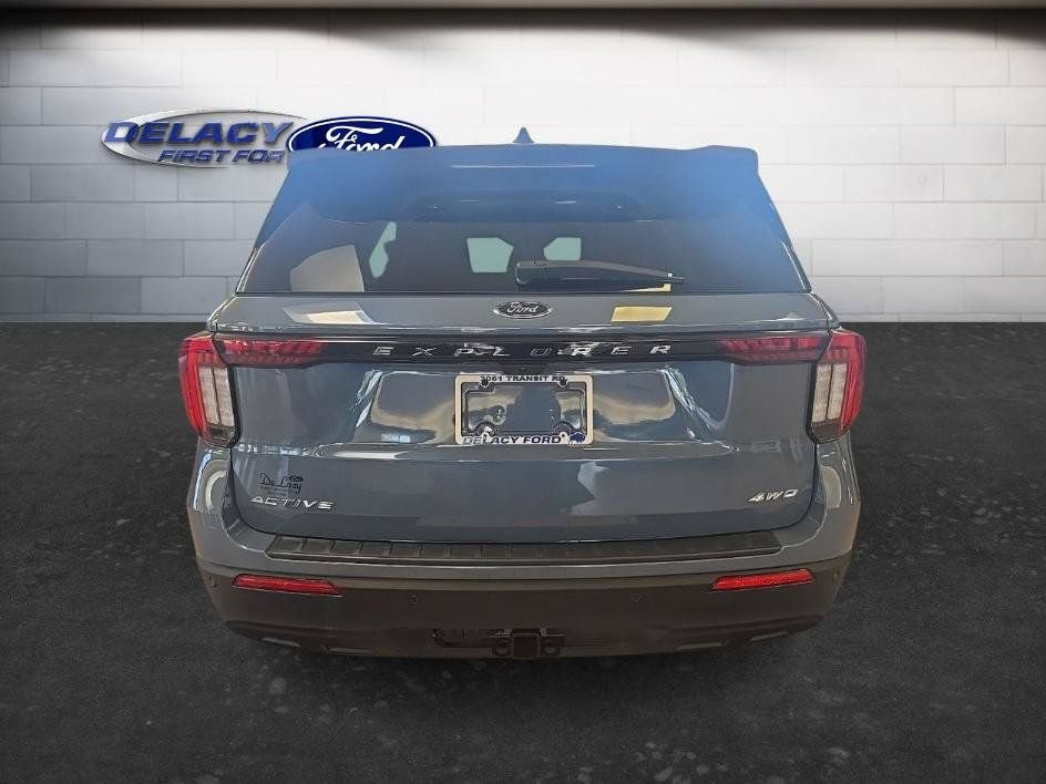 Used 2025 Ford Explorer Active AWD/4WD image 6