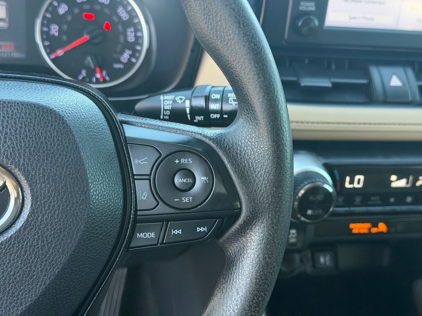 Used 2019 Toyota RAV4 XLE w/ Carpet Mat Package FWD image 24