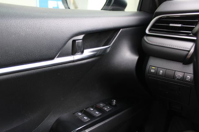 Used 2019 Toyota Camry SE w/ Sunroof Package image 13
