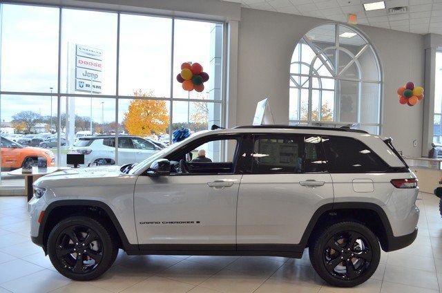 New 2025 Jeep Grand Cherokee Limited w/ Black Appearance Package image 5