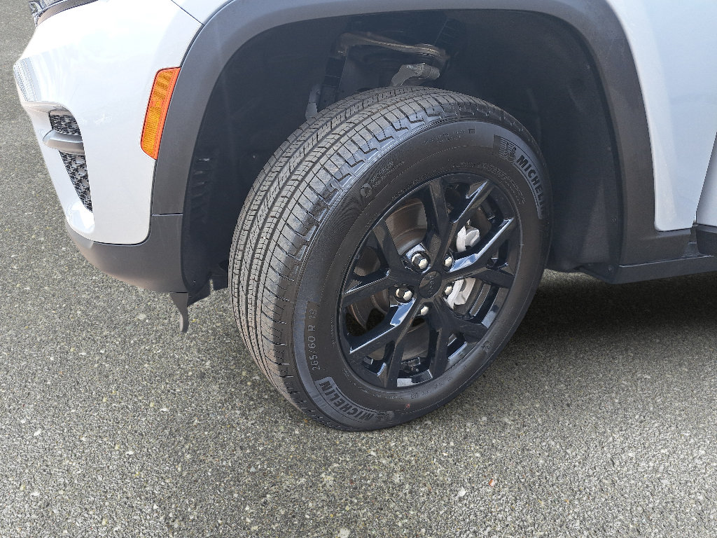 Certified 2025 Jeep Grand Cherokee Altitude AWD/4WD image 32